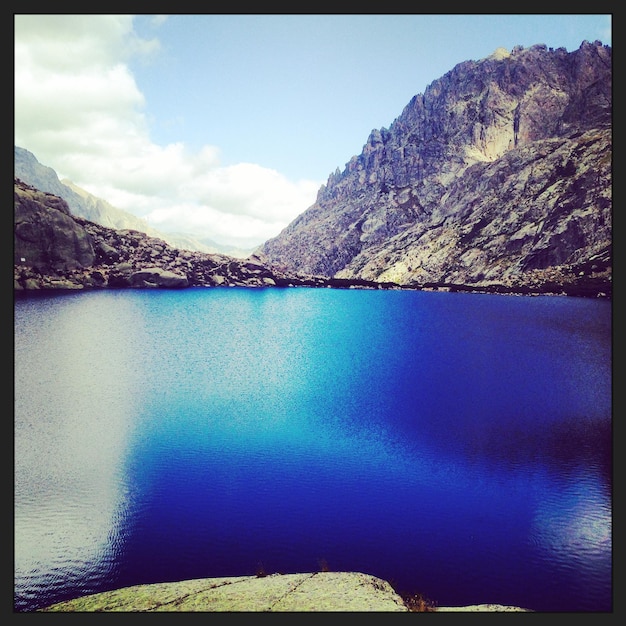 Foto vista panoramica del lago dalle montagne contro il cielo