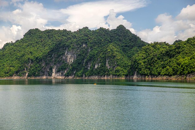 Photo scenic view of lake by mountains against sky