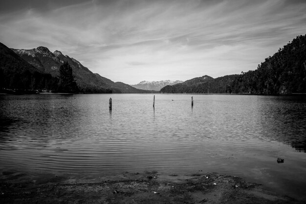 Foto vista panoramica del lago dalle montagne contro il cielo