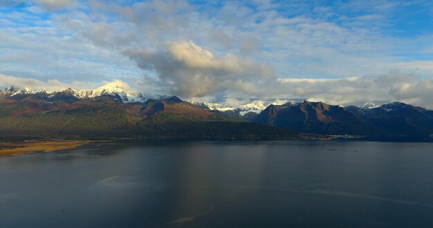 Photo scenic view of lake by mountains against sky