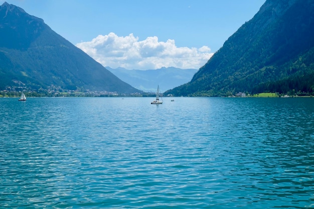 Foto vista panoramica del lago dalle montagne contro il cielo