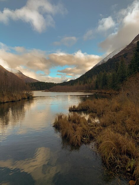 空の背後にある山から湖の景色