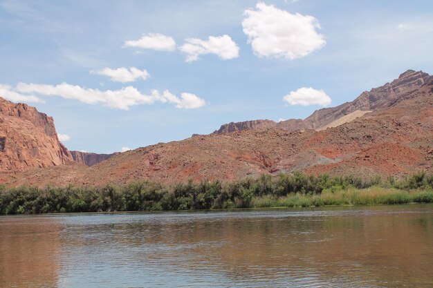 Photo scenic view of lake by mountains against sky