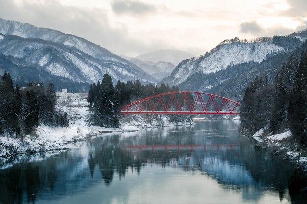 空の背後にある山から湖の景色