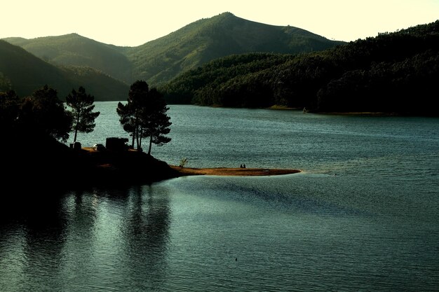 空に照らされた山々から湖の景色