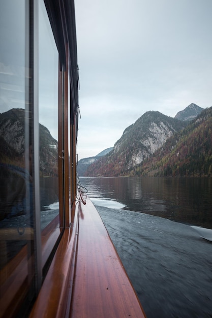 Photo scenic view of lake by mountains against sky