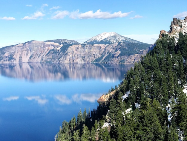 空の背後にある山から湖の景色