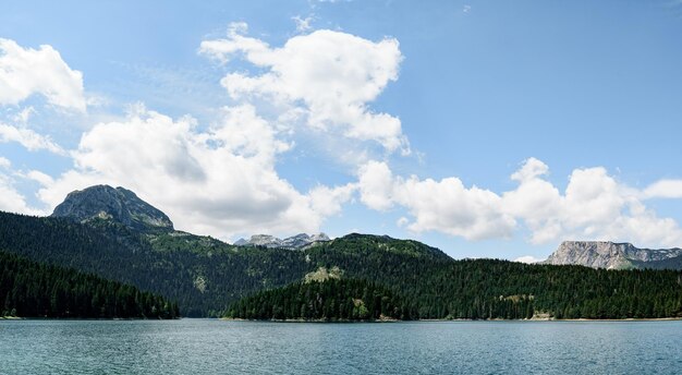 Photo scenic view of lake by mountains against sky