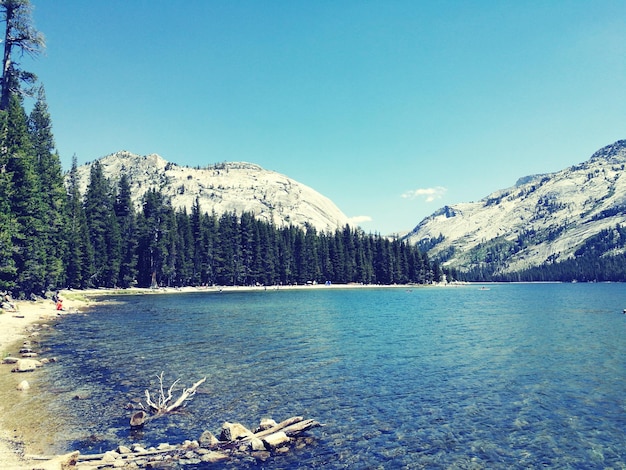 Foto vista panoramica del lago dalle montagne nella valle di yosemite