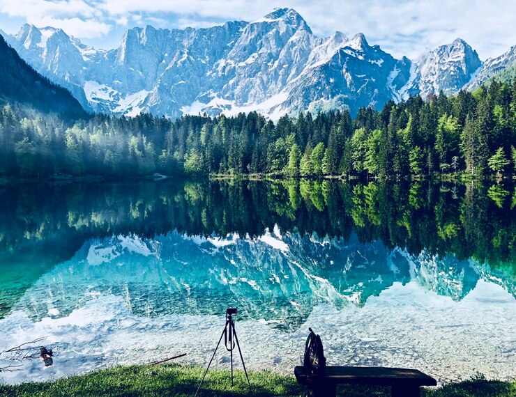 Photo 山脈旁邊的湖景