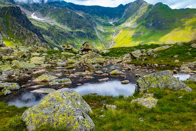 Foto vista panoramica del lago dalle montagne