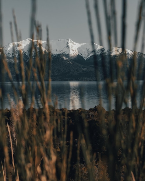 Foto vista panoramica del lago dalla montagna innevata contro il cielo