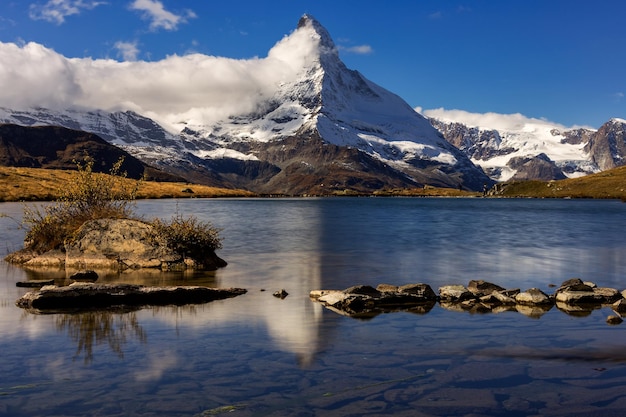 Foto vista panoramica del lago da montagne innevate contro il cielo