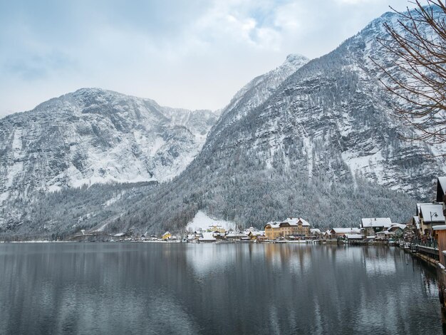 空に照らされた雪に覆われた山々から湖の景色