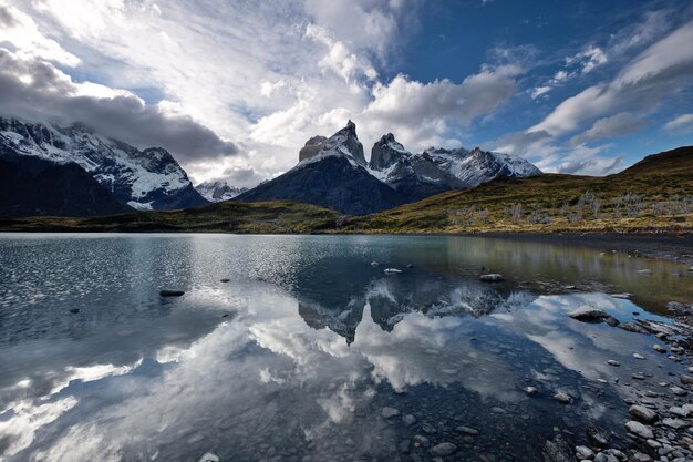 Photo scenic view of lake by snowcapped mountains against sky