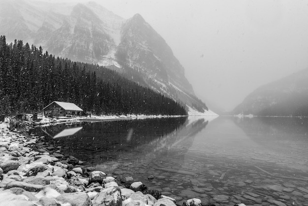 Photo scenic view of lake by snowcapped mountains against sky