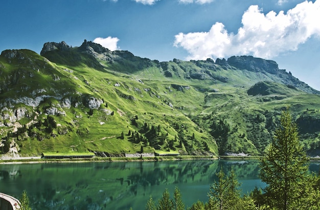 Foto vista panoramica del lago dagli alberi contro il cielo