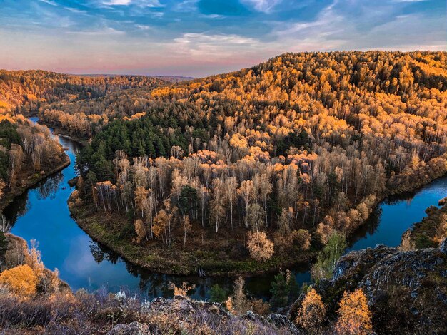 Photo scenic view of lake by trees against sky