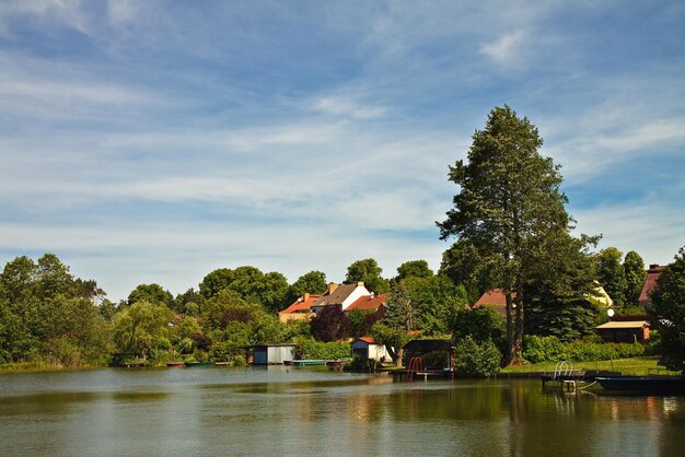 Foto vista panoramica del lago dagli alberi contro il cielo