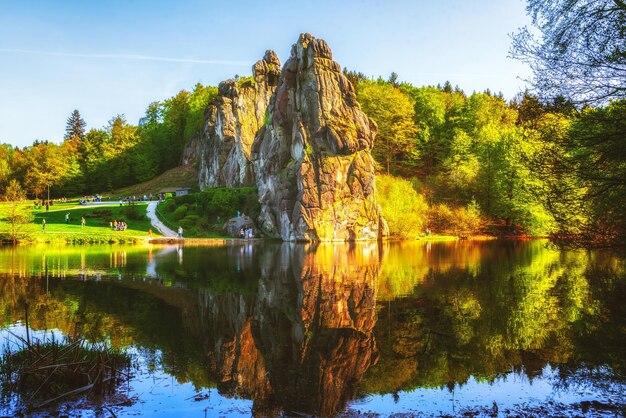 Photo scenic view of lake by trees against sky