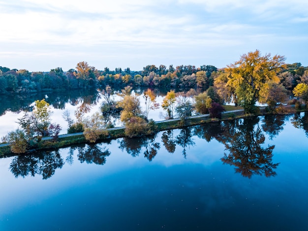 Photo scenic view of lake by trees against sky