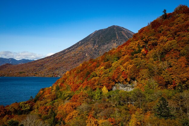 Photo scenic view of lake chuzenji against sky during autumn