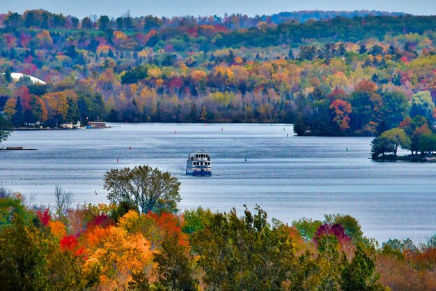 Foto vista panoramica del lago in autunno