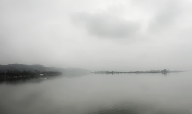 Photo scenic view of lake in foggy weather