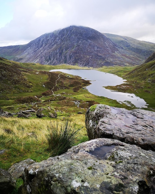 Foto vista panoramica del lago e della montagna a snowdonia