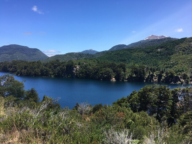 Foto vista panoramica del lago e delle montagne sul cielo blu