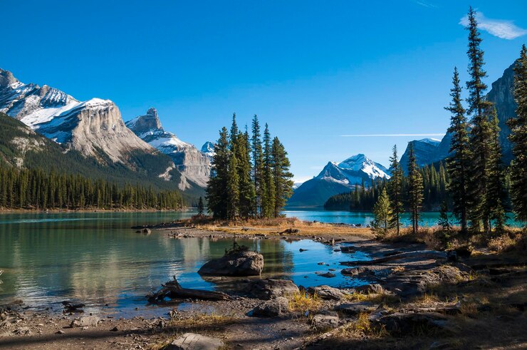 Photo scenic view of lake and mountains against blue sky