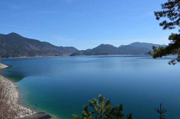 Foto vista panoramica del lago e delle montagne sul cielo blu