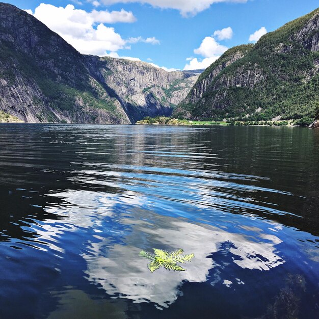 Foto vista panoramica del lago e delle montagne sul cielo blu