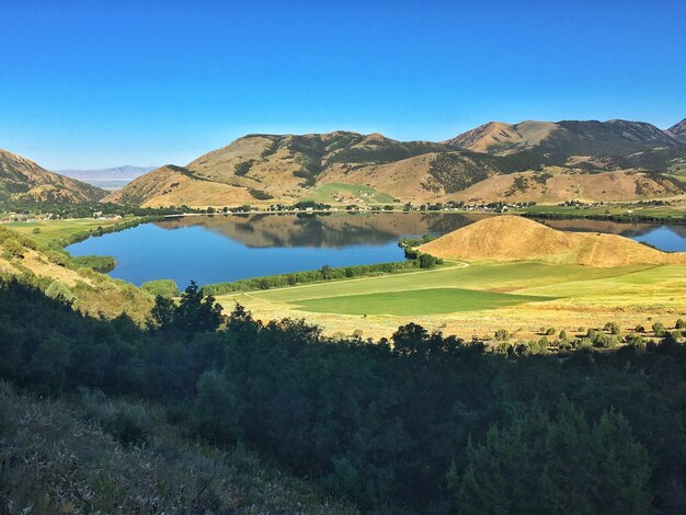 Foto vista panoramica del lago e delle montagne contro un cielo blu limpido