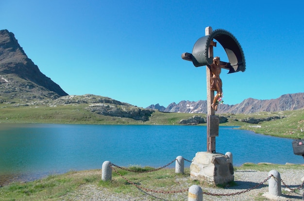 Foto vista panoramica del lago e delle montagne contro un cielo blu limpido