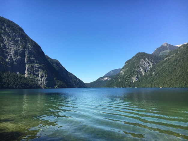 Foto vista panoramica del lago e delle montagne contro un cielo blu limpido