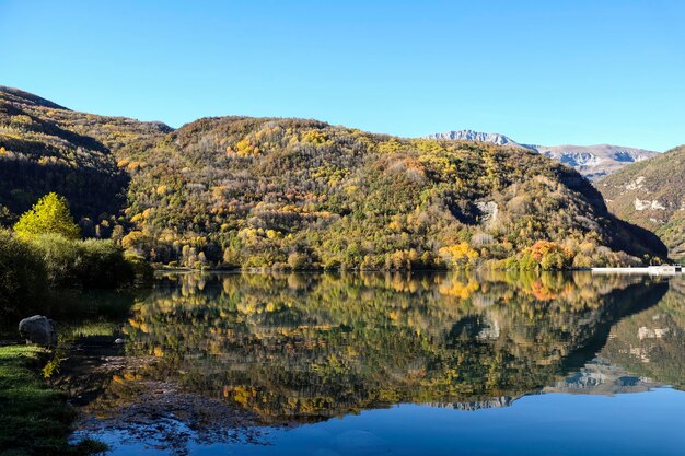 Foto vista panoramica del lago e delle montagne contro un cielo blu limpido