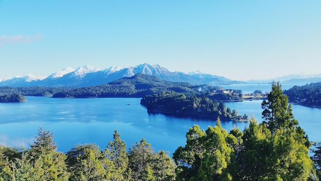 Foto vista panoramica del lago e delle montagne contro un cielo blu limpido