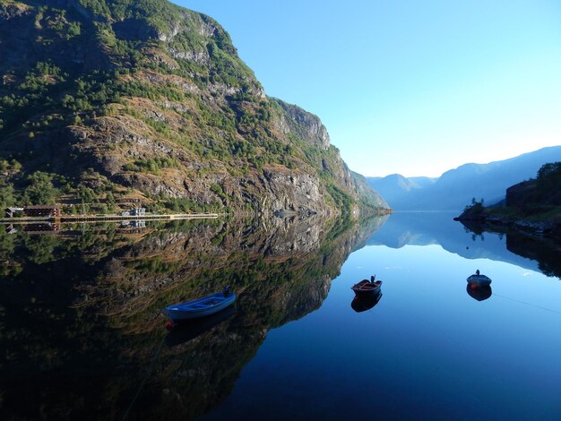 Foto vista panoramica del lago e delle montagne contro un cielo blu limpido