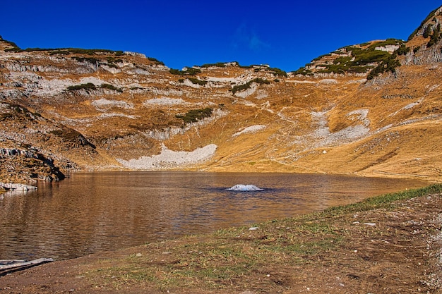 Foto vista panoramica del lago e delle montagne contro un cielo blu limpido