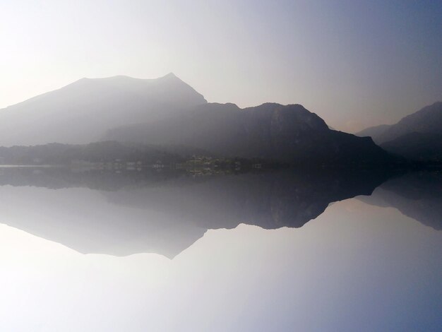 Foto vista panoramica del lago e delle montagne contro un cielo limpido