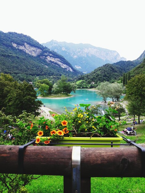 Vista panoramica del lago e delle montagne contro un cielo limpido