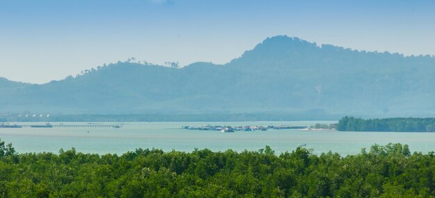 Photo scenic view of lake and mountains against clear sky