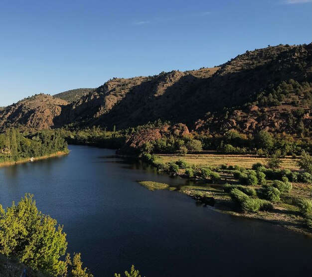 Foto vista panoramica del lago e delle montagne contro un cielo limpido