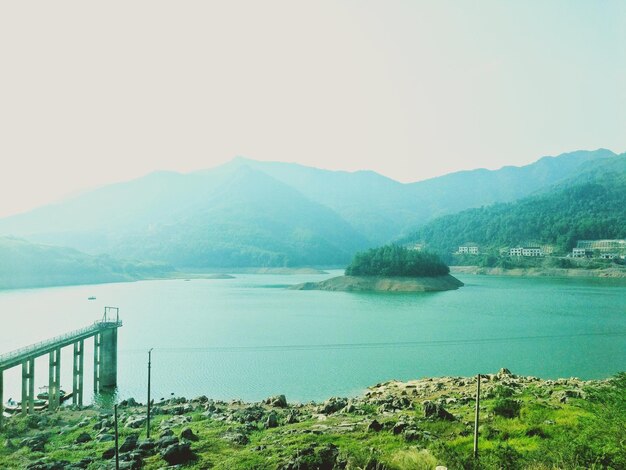 Foto vista panoramica del lago e delle montagne contro un cielo limpido