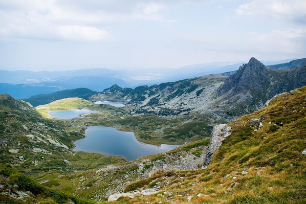 曇り空を背景に湖と山々の美しい景色