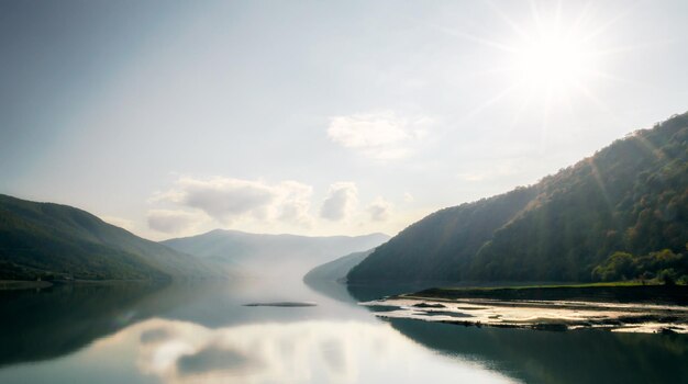 晴れた日に空を背景に湖と山の景色