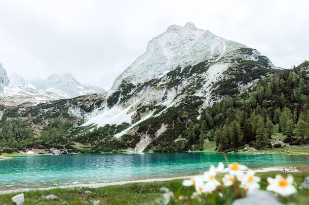 Photo scenic view of lake and mountains against sky