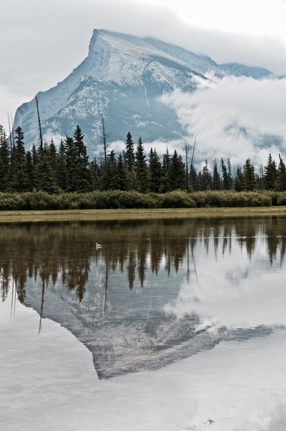 Photo scenic view of lake and mountains against sky