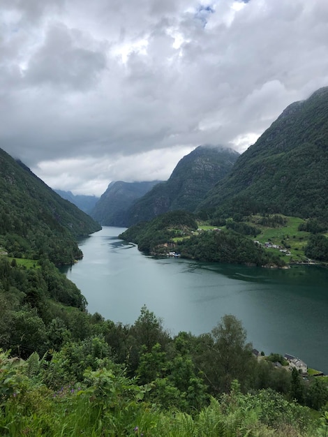 Photo scenic view of lake and mountains against sky